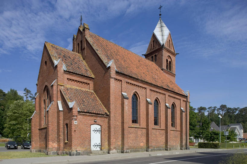 无人,教堂,横图,室外,白天,建筑,汽车,机动车,树,地标建筑,摄影,宗教,基督教,宗教建筑,立陶宛共和国,彩图,旅行,波罗的海三国