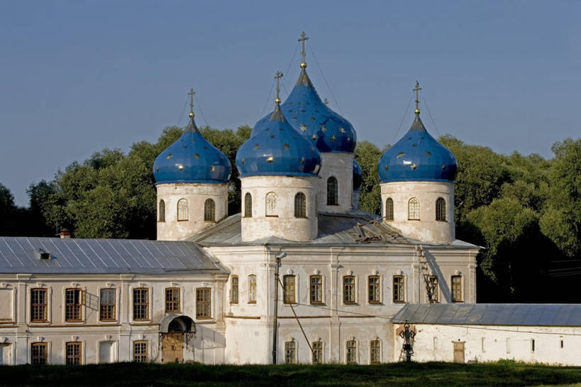 无人,教堂,横图,室外,白天,建筑,俄罗斯,历史,树,天空,地标建筑,摄影,宗教,基督教,圆顶建筑,修道院,万里无云,东正教,诺夫哥罗德,彩图,旅行,俄罗斯文化