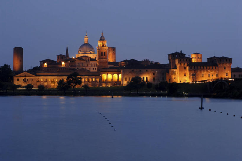 无人,教堂,横图,室外,度假,河流,美景,城市风光,城市,建筑,意大利,景观,流水,塔,光亮,娱乐,黄昏,地标建筑,享受,休闲,景色,放松,摄影,照亮,圆顶建筑,南欧,意大利文化,伦巴第大区,曼图亚,彩图,旅行