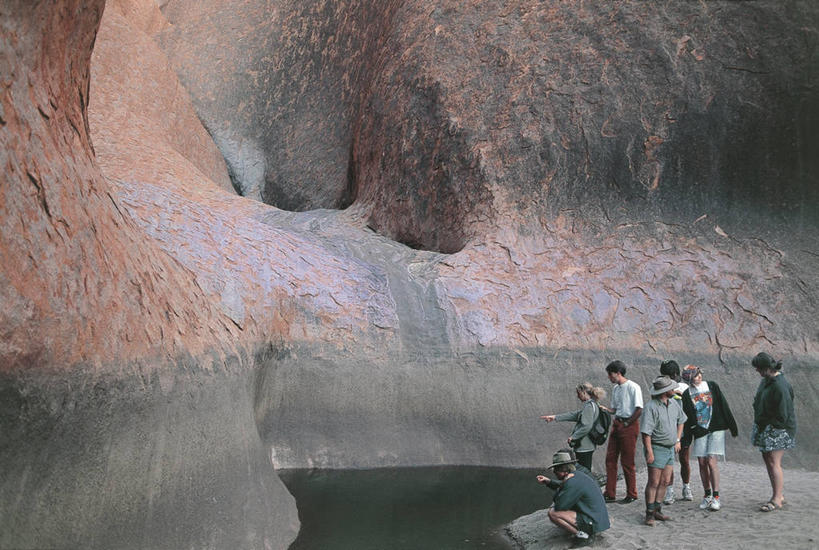 成年人,人群,站,横图,室外,白天,旅游,度假,美景,澳大利亚,行人,游客,游人,反射,池塘,景观,路人,旅客,自然,地标建筑,景色,摄影,国家公园,岩层,自然风光,大洋洲,澳洲,沉积岩,南方大陆,澳大拉西亚,澳大利亚联邦,北领地,沙岩,过客,男人,男性,女人,女性,岩石,彩图,美人,艾尔斯岩,郊野公园