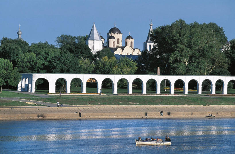 横图,室外,白天,度假,河流,美景,天际线,城市风光,城市,建筑,俄罗斯,河岸,景观,流水,拱门,桥,沟渠,历史,娱乐,享受,休闲,景色,放松,摄影,诺夫哥罗德,彩图,旅行,独联体