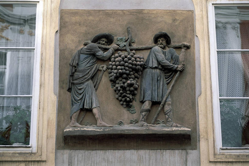 无人,广场,横图,室外,白天,仰视,农业,农作物,城市,建筑,葡萄,水果,雕塑,欧洲,捷克,标志,符号,墙,古城,首都,拿着,标识,饮食,地标建筑,摄影,运送,中欧,捷克共和国,性别符号,波西米亚,布拉格,布拉格旧城广场,旧城区,彩图,低角度拍摄,旅行,男性符号,减轻