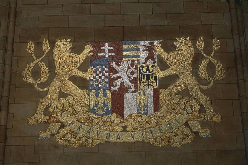 无人,横图,室内,白天,仰视,狮子,欧洲,捷克,文字,砖,墙,首都,历史,地标建筑,摄影,英文字母,徽章,中欧,捷克共和国,爱国主义,波西米亚,布拉格,圣维特大教堂,圣维特主教座堂,盾形徽章,彩图,低角度拍摄,旅行,布拉格历史中心