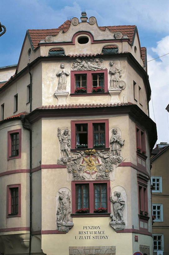 无人,广场,竖图,室外,白天,仰视,城市,建筑,欧洲,捷克,云,古城,首都,天空,地标建筑,摄影,中欧,捷克共和国,波西米亚,布拉格,布拉格旧城广场,旧城区,彩图,低角度拍摄,旅行