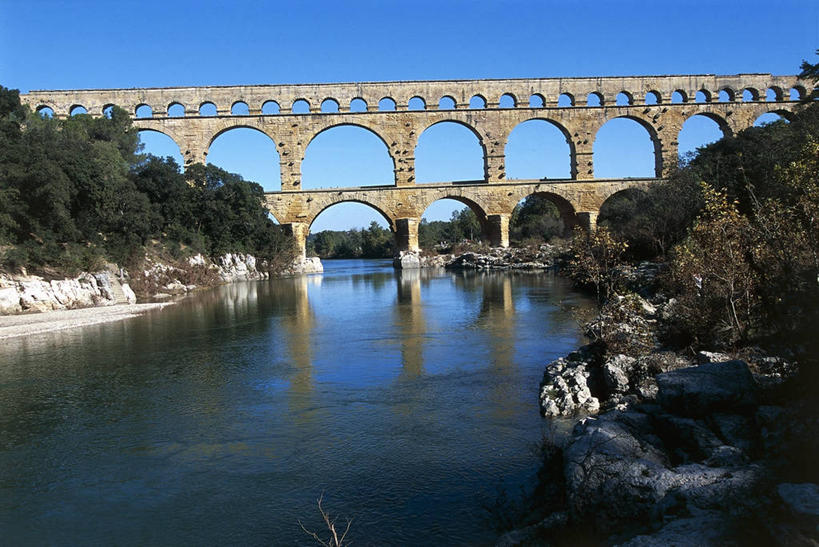 无人,横图,室外,白天,河流,建筑,法国,欧洲,流水,拱门,桥,沟渠,联系,历史,古罗马,废墟,地标建筑,摄影,西欧,法兰西,古典风格,法国文化,中欧,加德桥,法兰西共和国,尼姆,法兰西第五共和国,古代文明,朗格多克.鲁西永,朗格多克.鲁西永大区,彩图,旅行,过去