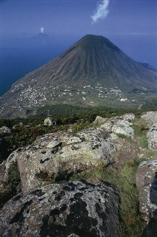 无人,竖图,俯视,室外,白天,旅游,度假,火山,美景,山,意大利,欧洲,地形,景观,山顶,首都,娱乐,风景,自然,地标建筑,享受,休闲,景色,放松,摄影,西西里,南欧,自然风光,意大利文化,意大利共和国,西西里岛,墨西拿,伊奥利亚群岛,岩石,彩图,高角度拍摄,旅行,墨西拿省