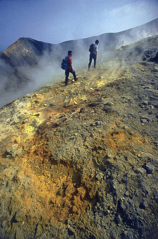 两个人,竖图,室外,白天,旅游,度假,探险,火山,美景,山,意大利,欧洲,行人,游客,游人,地形,景观,首都,娱乐,路人,旅客,自然,地标建筑,享受,休闲,景色,放松,摄影,环境,西西里,南欧,自然风光,意大利文化,意大利共和国,西西里岛,墨西拿,伊奥利亚群岛,过客,活火山,步行,彩图,旅行,墨西拿省