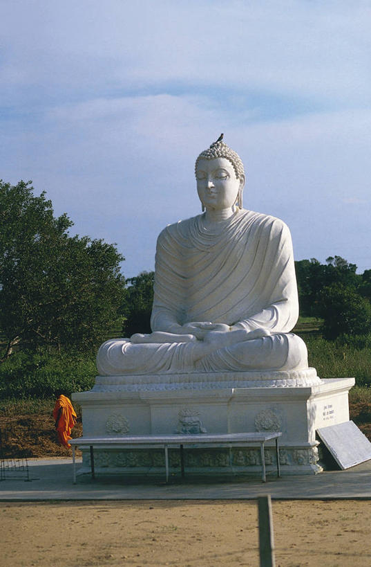 一个人,竖图,室外,白天,建筑,雕塑,斯里兰卡,雕像,历史,佛,地标建筑,摄影,宗教建筑,印度次大陆,阿努拉达普拉,彩图,旅行