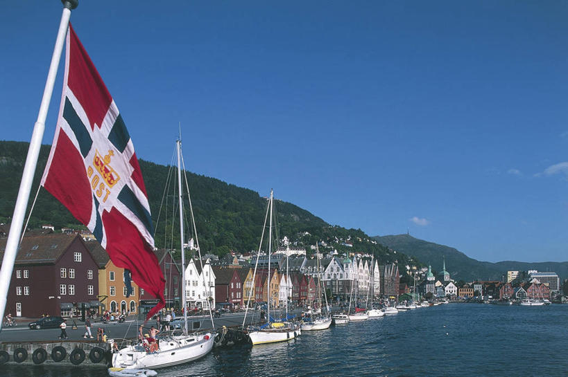 帆船,横图,室外,白天,海洋,水,建筑,船,旗帜,挪威,欧洲,符号,河岸,水边,城镇,地标建筑,交通工具,摄影,斯堪的纳维亚,载具,北欧,斯堪的那维亚,斯堪的那维亚半岛,斯堪的纳维亚半岛,斯堪狄纳维亚半岛,卑尔根,挪威王国,霍达兰郡,霍达兰,海滩,彩图,旅行