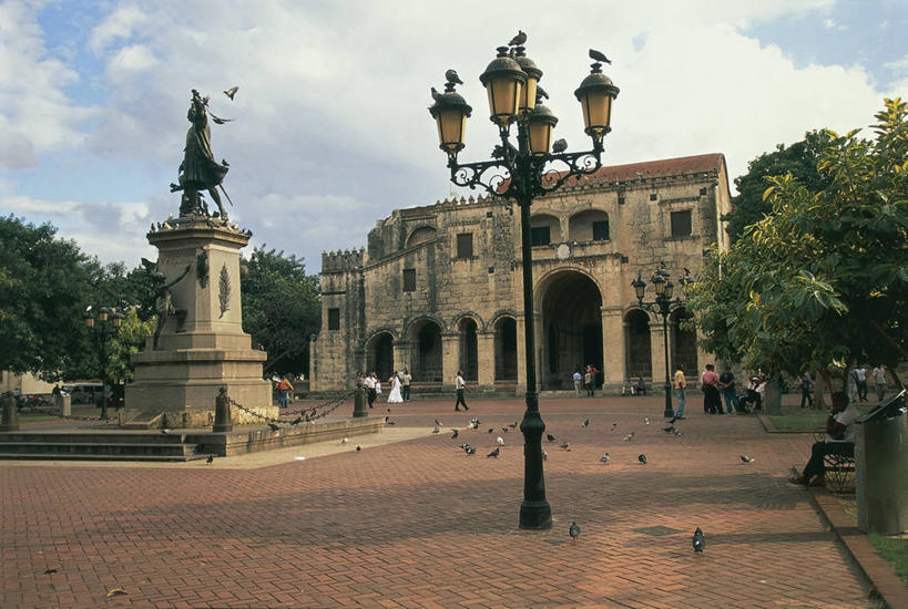 广场,横图,室外,白天,城市,建筑,路灯,历史,地标建筑,摄影,照明设备,拉丁美洲,多米尼加共和国,伊斯帕尼奥拉岛,彩图,旅行