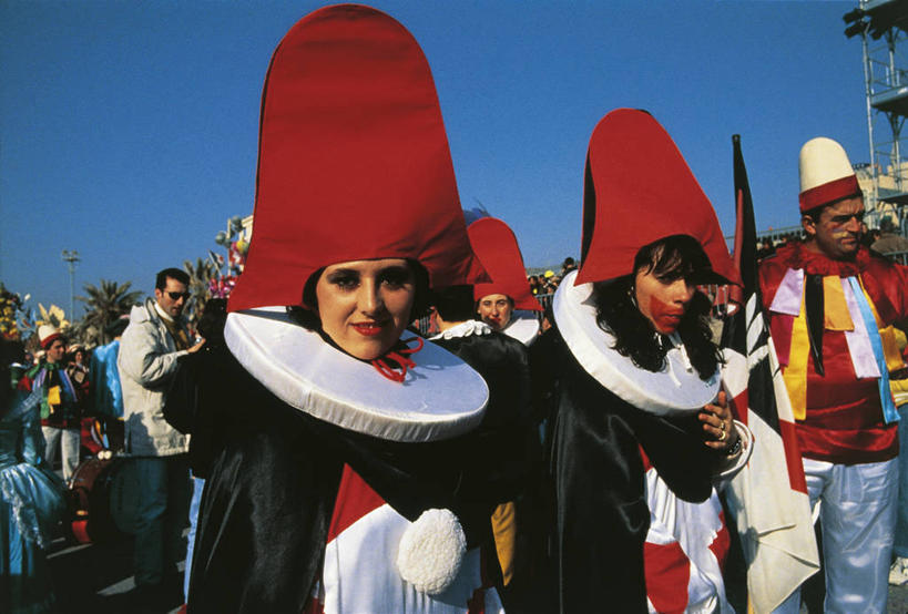 成年人,人群,横图,室外,白天,意大利,欧洲,狂欢节,庆祝,天空,摄影,幽默,游行,意大利文化,欧洲文化,托斯卡纳区,男人,女人,彩图,传统服装