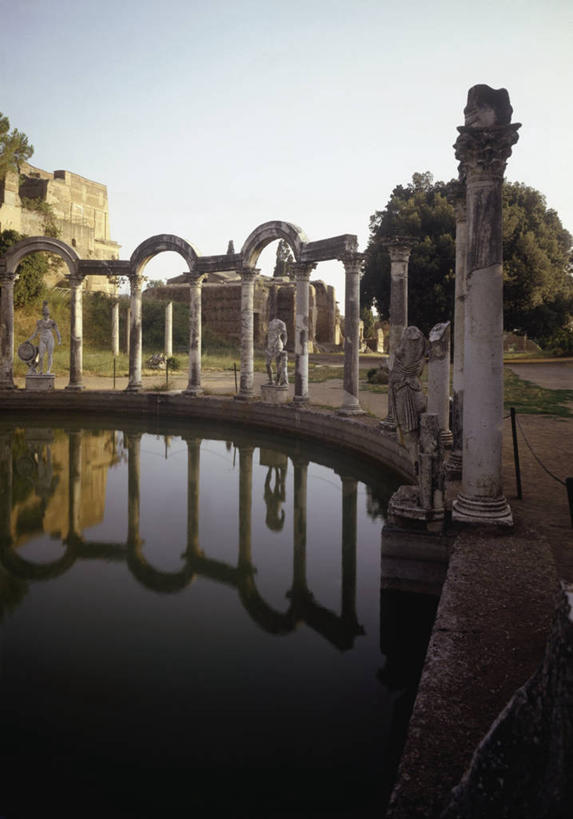 无人,竖图,室外,白天,建筑,雕塑,意大利,反射,柱子,拱门,古罗马,废墟,地标建筑,摄影,考古学,意大利文化,拉奇奥,万里无云,蒂沃利,古代文明,彩图,哈德良别墅,阿德利阿纳村庄