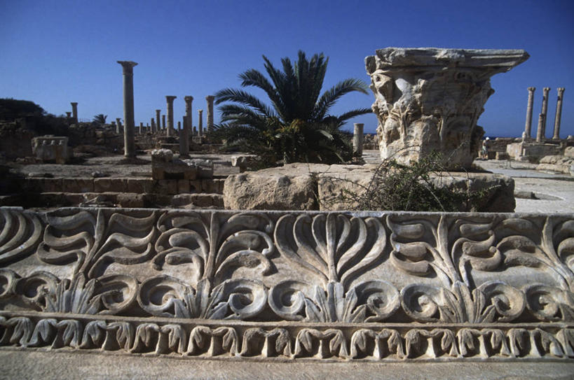 无人,横图,室外,白天,建筑,棕榈树,雕塑,利比亚,雕像,柱子,历史,古罗马,废墟,地标建筑,摄影,考古学,万里无云,古代文明,萨布拉塔,彩图