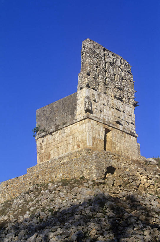 无人,竖图,室外,白天,仰视,山,建筑,墨西哥,历史,废墟,地标建筑,摄影,考古学,拉丁美洲,玛雅文明,万里无云,尤卡坦州,古代文明,彩图,低角度拍摄