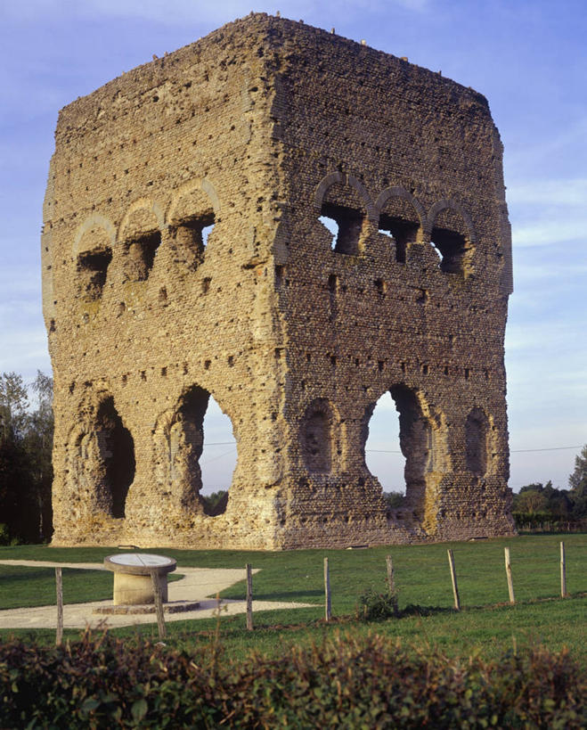 无人,竖图,室外,白天,建筑,法国,洞,立方体,废墟,草,天空,木桩,摄影,考古学,古代文明,布根地,彩图