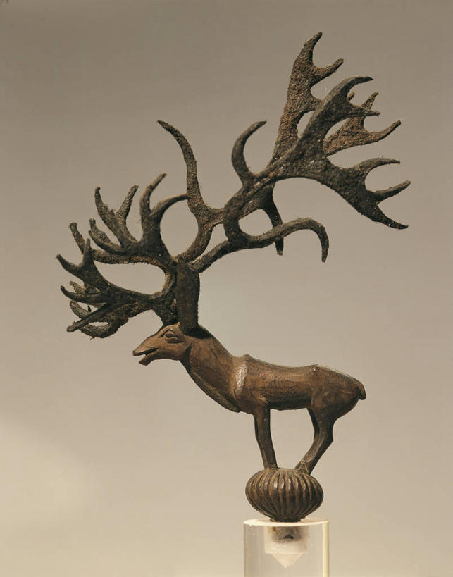 无人,竖图,雕塑,灰色背景,木制,材料,雕像,皮革,古代,一个,灰色,摄影,单个,古代文明,美术工艺,驯鹿,彩图,影棚拍摄