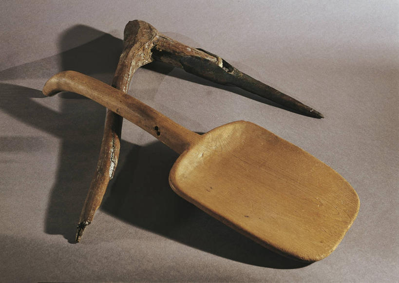 无人,横图,俯视,特写,金属制品,灰色背景,金属,木制,材料,铲子,历史,设备,物品,古代,两个,灰色,摄影,鹤嘴斧,手工具,古代文明,美术工艺,彩图,高角度拍摄,影棚拍摄,手铲