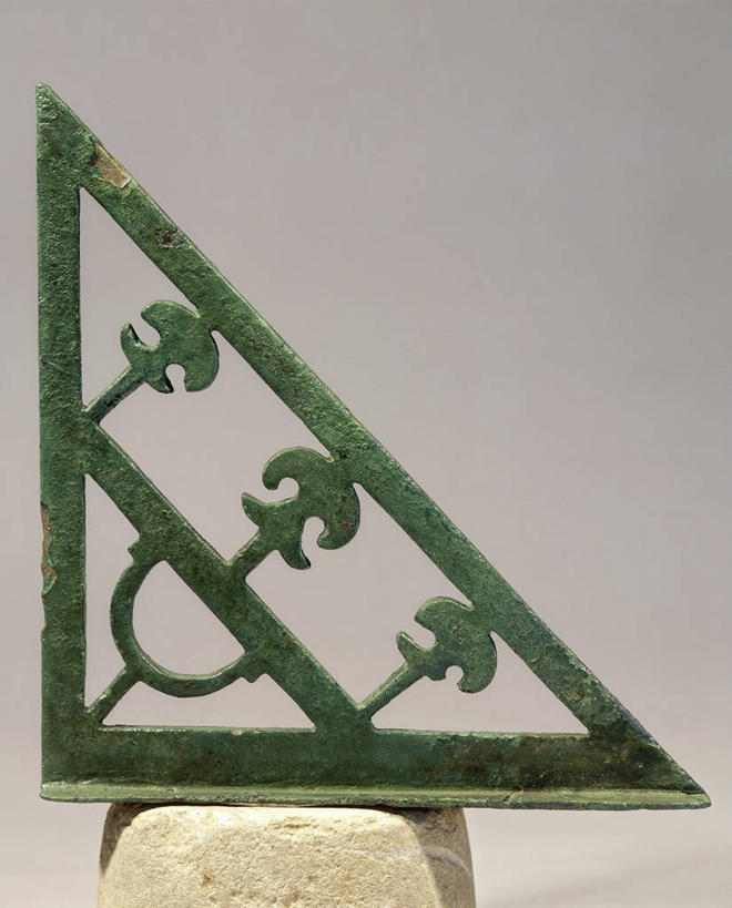 无人,竖图,灰色背景,金属,三角形,古罗马,古代,一个,绿色,灰色,摄影,单个,测量工具,底座,古代文明,式样,美术工艺,彩图,影棚拍摄