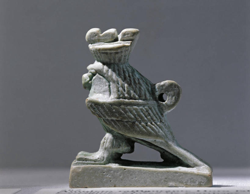 无人,横图,侧面,雕塑,灰色背景,神话,艺术,鸟类,历史,文化,古代,一个,灰色,摄影,宗教,单个,手艺,传说,猎鹰,守护神,古埃及文明,古代文明,荷鲁斯,项坠,美术工艺,法老守护神,埃及神话,王冠,彩图,影棚拍摄,神,过去