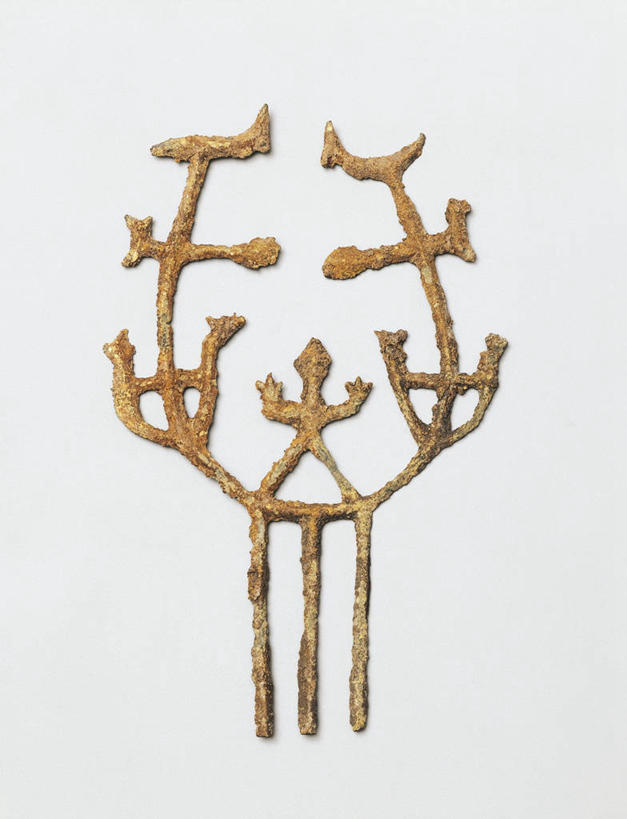 无人,竖图,白色背景,生锈,梳子,古代,摄影,腐蚀,侵蚀,青铜,腐化,古代文明,锈迹斑斑,美术工艺,彩图,影棚拍摄,拟人