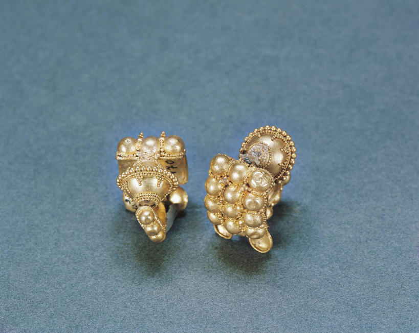 无人,横图,珠宝,蓝色背景,珍珠,历史,古代,两个,摄影,耳饰,古代文明,美术工艺,彩图,影棚拍摄