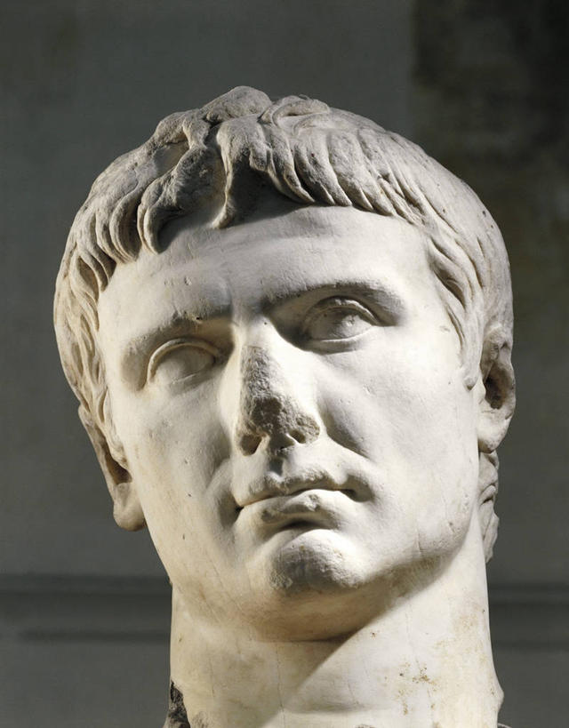 头,无人,竖图,室内,白天,仰视,度假,美景,城市风光,城市,雕塑,艺术,标志,符号,景观,历史,娱乐,标识,古代,一个,享受,休闲,景色,放松,人体,摄影,单个,皇帝,部分,领导,手艺,性别符号,古代文明,美术工艺,恺撒大帝,把握,头部,彩图,低角度拍摄,男性符号,掌控