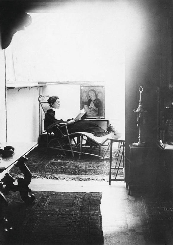 成年人,中年人,一个人,家庭,演员,电影明星,躺,竖图,黑白,室内,白天,仅一个女性,仅一个人,写,仅一个中年女性,温暖,温馨,一家人,放松,读书,摄影,和睦,女人,女性,中年女性,休闲活动,影视明星,融洽