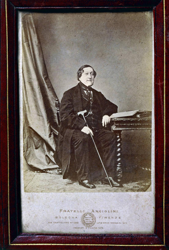 成年人,老年人,一个人,坐,竖图,室内,窗帘,桌子,相框,仅一个男性,仅一个人,表演,套装,正装,扮演,仅一个老年男性,摄影,英文字母,演出,肖像,老年男性,男人,男性,作曲家,彩图