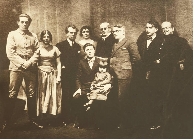 儿童,成年人,演员,站,坐,横图,照片,室内,白天,表演,扮演,摄影,演出,肖像,手艺,演出服,歌剧,男人,女孩,女人,作曲家,彩图,古典乐