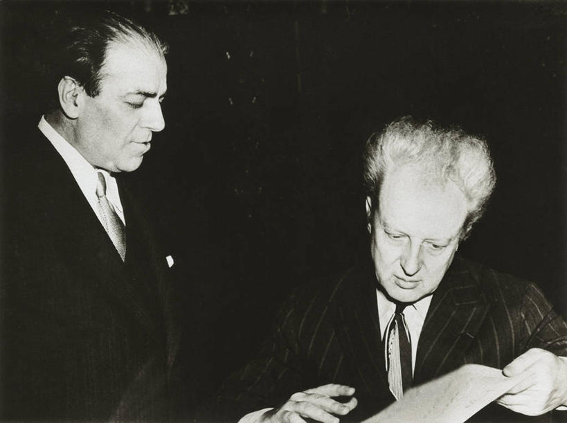 成年人,老年人,一个人,两个人,站,横图,黑白,照片,室内,白天,仅一个男性,仅一个人,仅一个中年男性,表演,套装,会议,乐谱,扮演,摄影,演出,出示,男人,男性,中年男性,作曲家,半身,古典乐