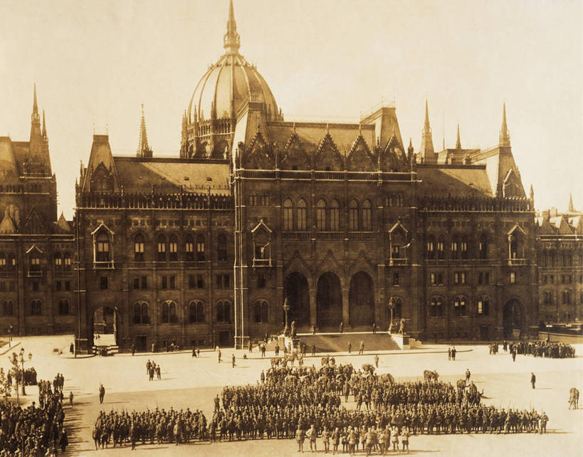 广场,横图,照片,室外,白天,城市,建筑,士兵,首都,历史,摄影,布达佩斯,圆顶建筑,游行,军事阅兵,匈牙利共和国,彩图