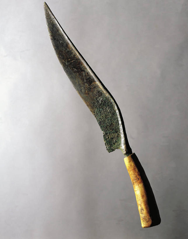 无人,竖图,意大利,欧洲,灰色背景,骨头,历史,一个,刀,摄影,单个,南欧,意大利共和国,青铜,古代文明,弗留利.威尼斯朱利亚,弗留利.威尼斯朱利亚大区,史前时代,彩图,影棚拍摄