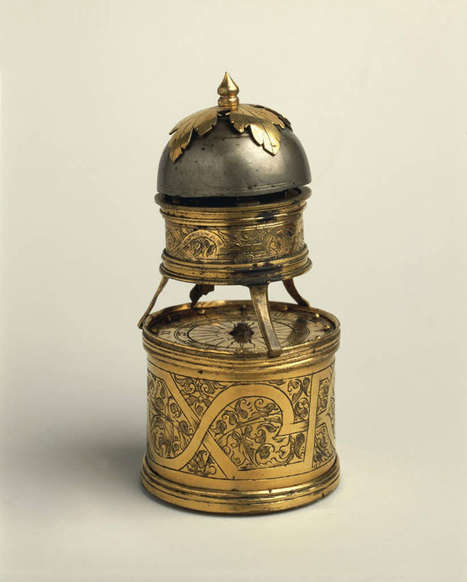 无人,竖图,闹钟,米色背景,一个,摄影,单个,黄铜,手艺,工匠,美术工艺,彩图,影棚拍摄