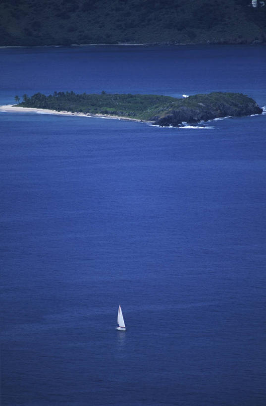 帆船,无人,竖图,俯视,室外,白天,度假,海洋,湖,船,岛,风景,交通工具,摄影,航海,宁静,载具,英属维京群岛,约斯特范代克岛,海滩,彩图,高角度拍摄