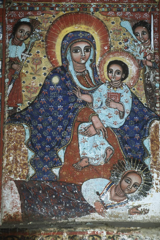 儿童,成年人,教堂,站,竖图,室内,光晕,湖,埃塞俄比亚,五个人,花纹,装饰,圣经,拿着,摄影,宗教,侧卧,基督,基督教,宗教建筑,关爱,天主教,耶稣,圣玛丽,救世主,基利斯督,弥赛亚,默西亚,灵性,塔纳湖,男孩,男人,女人,彩图,传统服装