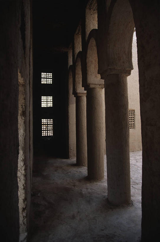 无人,竖图,室外,白天,窗户,建筑,非洲,马里,柱子,庭院,拱门,历史,摄影,宁静,伊斯兰教,清真寺,阿非利加洲,马里共和国,西非,柱廊,莫普提,莫普提区,彩图
