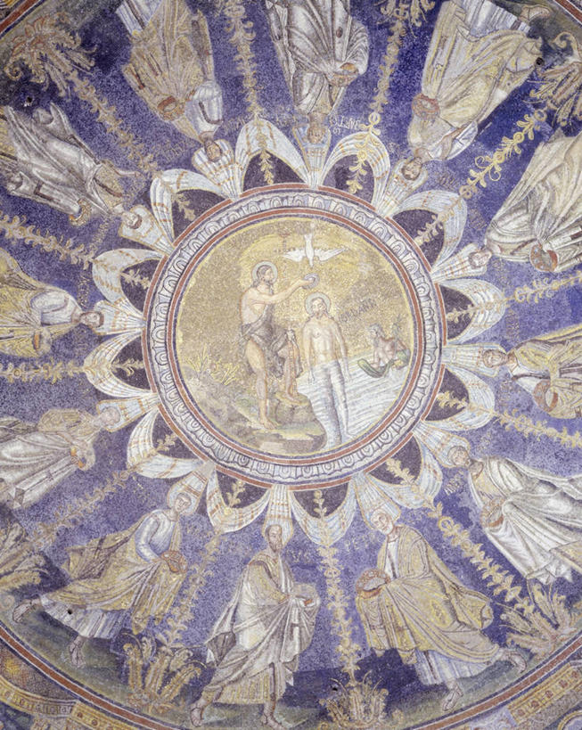 竖图,室内,白天,天花板,建筑,意大利,欧洲,花纹,圆形,图案,许多人,历史,地标建筑,一群人,摄影,宗教,仪式,基督,基督教,圆顶建筑,南欧,天主教,耶稣,典礼,意大利文化,意大利共和国,救世主,基利斯督,弥赛亚,默西亚,拉韦纳,使徒,圣人,艾米利亚.罗马涅,艾米利亚.罗马涅大区,彩图