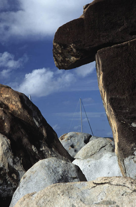 帆船,无人,竖图,室外,白天,仰视,度假,船,风景,天空,交通工具,摄影,航海,宁静,花岗岩,载具,英属维京群岛,帆樯,桅竿,冒险,岩石,彩图,低角度拍摄,帆柱