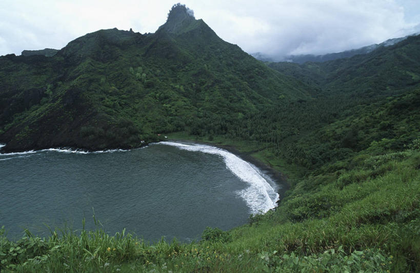 无人,横图,俯视,室外,白天,海浪,海洋,山,地平线,地形,海岸线,云,辽阔,地面,海湾,草,风景,广阔,摄影,宁静,一望无际,气候,热带气候,延伸,天地相交,法属玻利尼西亚,马克萨斯群岛,无边无际,一马平川,彩图,高角度拍摄,旅行,法国海外领土