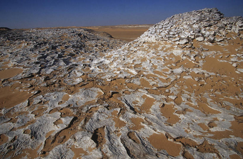 无人,横图,室外,白天,旅游,度假,美景,山,埃及,沙子,地平线,地形,景观,辽阔,地面,娱乐,风景,自然,享受,休闲,广阔,景色,放松,摄影,宁静,一望无际,中东,岩层,自然风光,延伸,野地,天地相交,无边无际,一马平川,地质学,自然地理,岩石,彩图,利比亚沙漠