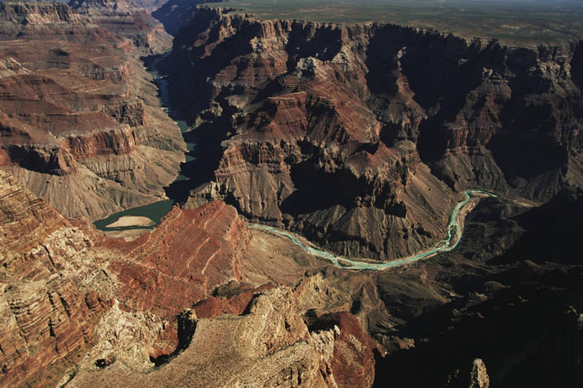 无人,横图,俯视,航拍,室外,白天,旅游,度假,河流,美景,峡谷,美国,弯曲,地形,景观,宏伟,娱乐,风景,自然,地标建筑,享受,休闲,景色,放松,摄影,宁静,亚利桑那,国家公园,岩层,鸟瞰,自然风光,野地,大峡谷国家公园,野生动物保护区,地质学,自然地理,岩石,彩图,高角度拍摄,层云