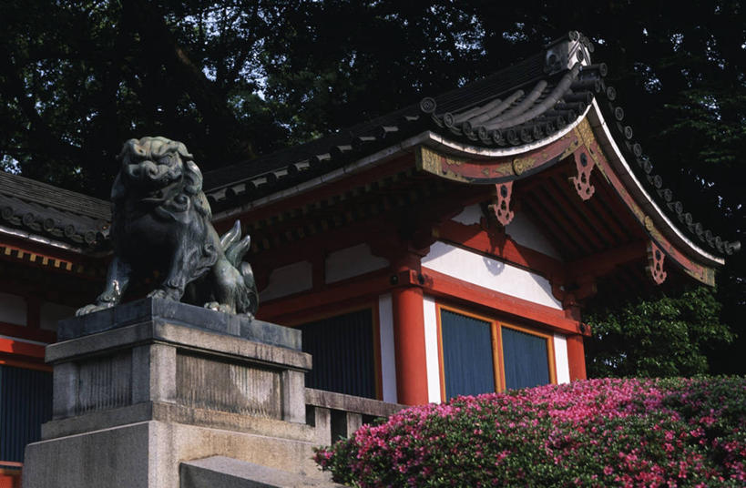 无人,横图,室外,白天,建筑,狮子,雕塑,日本,亚洲,节日,日本文化,雕像,屋顶,文化,花,祈祷,健康,许愿,摄影,宗教,信仰,京都府,纪念,神道,祈求,东亚,本州,本州岛,日本国,近畿地方,近畿,神道教,美术工艺,平安,彩图