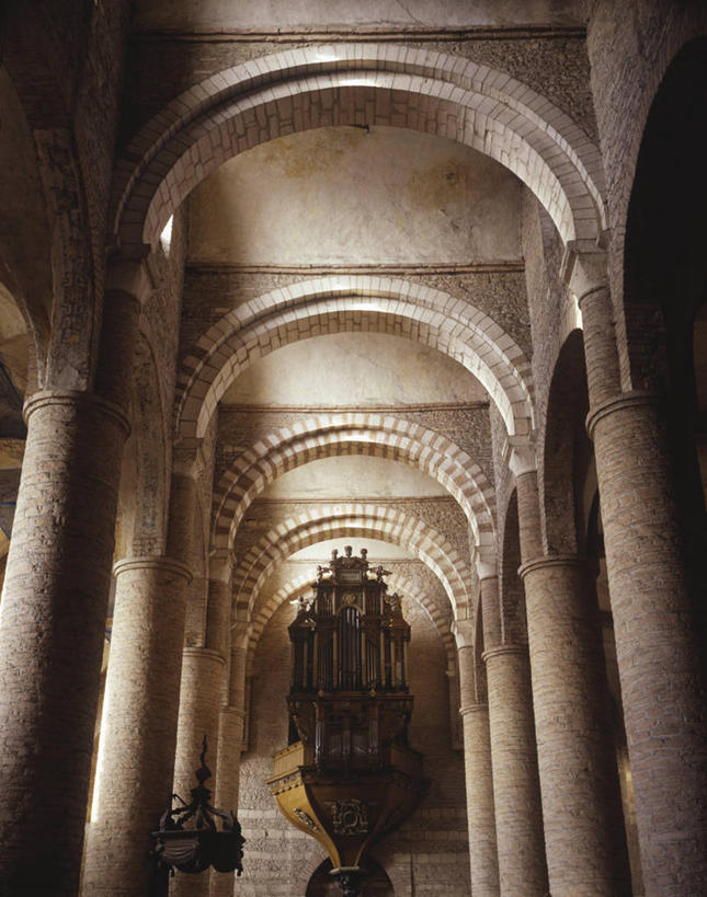 无人,教堂,竖图,室内,白天,仰视,键盘,建筑,法国,柱子,拱门,乐器,摄影,键盘乐器,罗马式,宗教建筑,风琴,法国文化,彩图,低角度拍摄