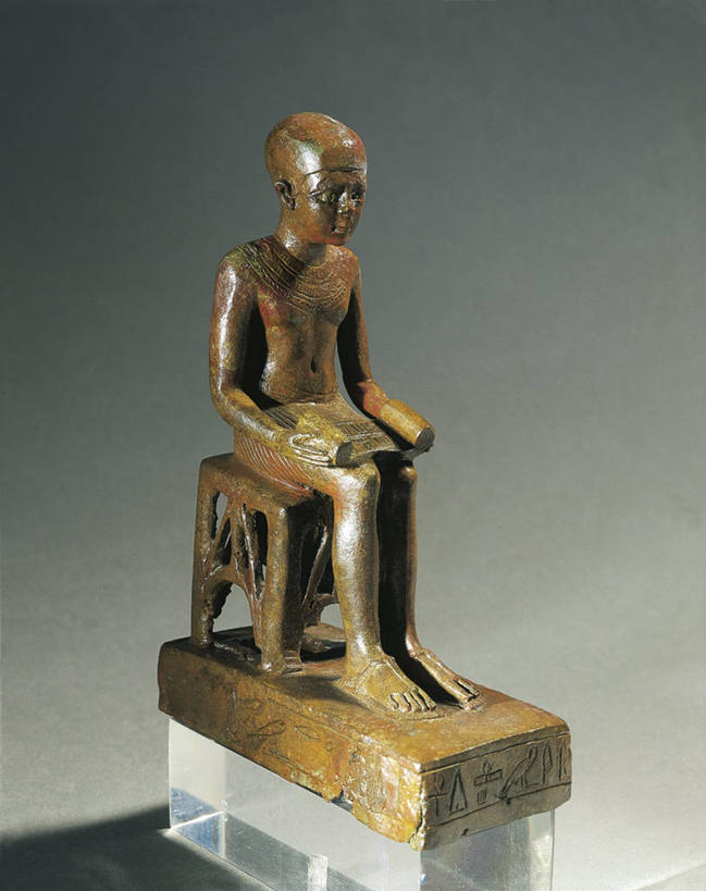 无人,建筑师,坐,竖图,雕塑,灰色背景,艺术,装饰,标志,雕刻,雕像,符号,历史,标识,裸露,古代,一个,灰色,工艺品,赤脚,摄影,宗教,单个,纪念,吧椅,美术,中东,象形文字,主题,裸,陈列,萨卡拉,功能,美学,性别符号,古埃及文明,古代文明,灵性,美术工艺,彩图,影棚拍摄,男性符号,过去,布塔