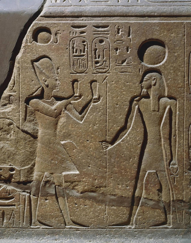 成年人,两个人,站,竖图,室内,侧面,雕塑,头饰,拿着,历史,古代,摄影,宗教,象形文字,法老,皇室,古埃及文明,古代文明,男人,女人,彩图,传统服装,给予,传统文化,雕刻术,过去