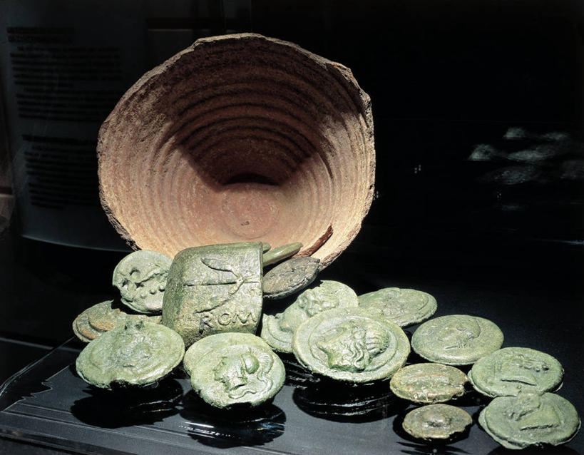 无人,横图,花瓶,一群,许多,黑色背景,大理石,很多,古代,财富,摄影,古代文明,美术工艺,货币,硬币,彩图,影棚拍摄,过去