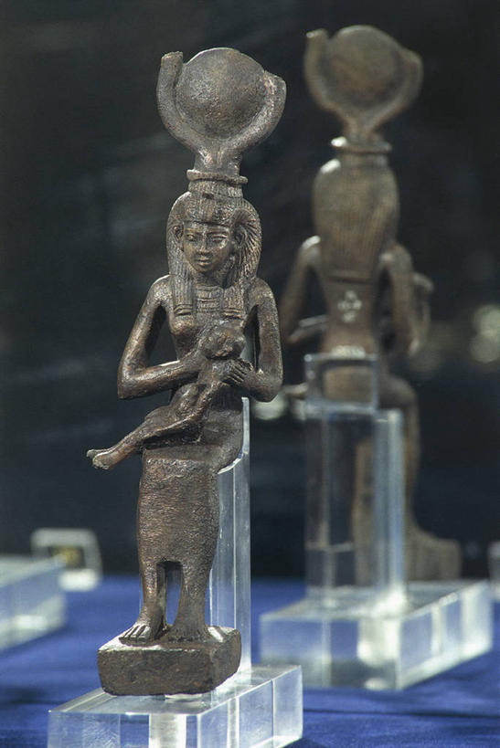 无人,家庭,母亲,儿子,坐,竖图,室内,神话,艺术,雕像,头饰,历史,文化,一个,温暖,温馨,一家人,摄影,宗教,单个,和睦,关爱,手艺,传说,青铜,埃及文化,守护神,古埃及文明,古代文明,喂养,荷鲁斯,美术工艺,法老守护神,母性之神,生育之神,埃及神话,伊希斯,男性,女性,彩图,神,融洽