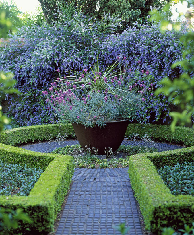 无人,竖图,室外,白天,美景,植物,花盆,英国,对称,花坛,景观,小路,英格兰,花,蓝色,紫色,自然,容器,景色,摄影,多样,园林,自然风光,曲别针,树篱,彩图,花园路