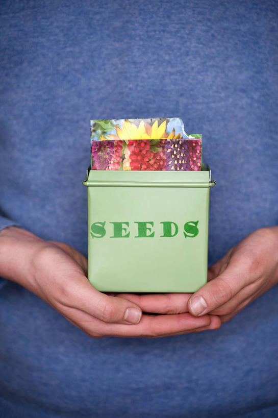 中年人,手,一个人,竖图,室外,特写,白天,留白,正面,美景,英国,金属,景观,园艺,拿着,设备,英格兰,物品,自然,景色,人体,摄影,锡,自然风光,彩图