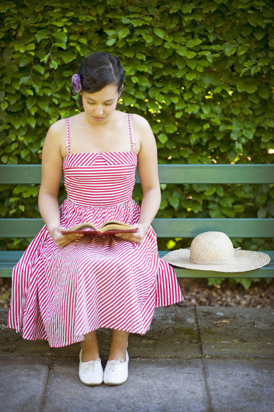 成年人,一个人,坐,竖图,室外,白天,正面,美景,植物,帽子,英国,仅一个年轻女性,仅一个女性,仅一个人,条纹,草帽,长椅,景观,英格兰,红色,自然,遮阳帽,夏天,景色,放松,读书,摄影,生活方式,自然风光,式样,年轻女性,女人,女性,年轻人,书,休闲活动,彩图,太阳裙